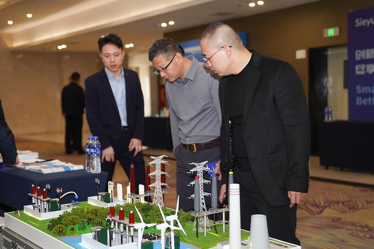 長纜智能助力城市電網(wǎng)高質量發(fā)展 亮相城市電網(wǎng)技術創(chuàng)新會議參觀產(chǎn)品模型圖